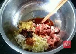 Illustration of how to make beef and celery dumplings 3