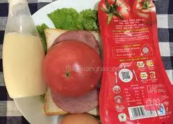 Illustration of how to make fried egg and ham sandwich 1