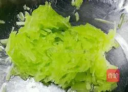 Illustration of how to make lettuce and pork dumplings 1