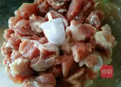 Illustration of how to make pork and cabbage dumplings 3