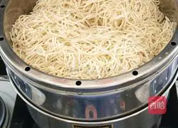 Illustration of how to make delicious steamed braised noodles 2