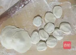Illustration of how to make leek, egg and shrimp skin dumplings 9