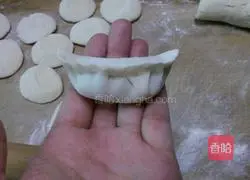 Illustration of how to make dumplings stuffed with meat and three delicacies 20