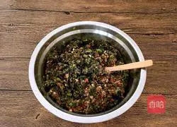 Illustration of how to wrap half-moon dumplings 1