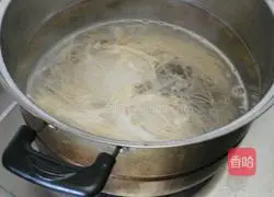 Illustration of how to make fried noodles with tomatoes and eggs 3