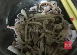 Illustration of how to make chili and ham fried noodles 3