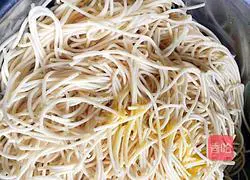 Illustration of how to make hot minced pork noodles 4