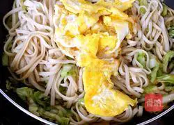 Illustration of how to make vegetable and egg fried noodles 14