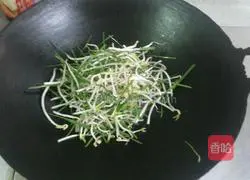 Illustration of how to make fried noodles with mung bean sprouts 4