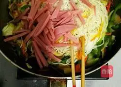 Illustration of making special fried noodles 8