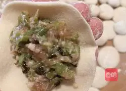 Illustration of how to make pork and green bean dumplings 10