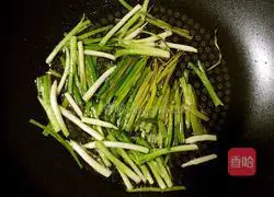 Illustration of how to make noodles with scallion oil 2