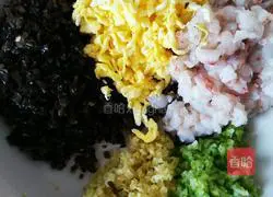 Illustration of how to make shrimp and three delicacies wontons 2