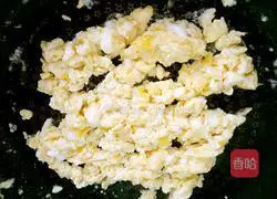 Leeks, eggs and shrimp dumpling fillings Illustration of how to do it 2