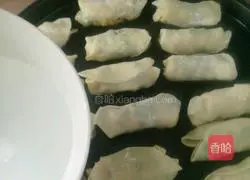 Illustration of how to make dumpling skin pot stickers 16