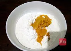 Illustration of how to make pumpkin steamed buns 3