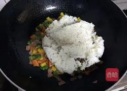 Illustration of how to make fried rice with colored pepper and bacon 5