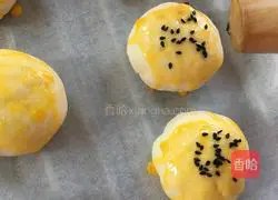 Illustration of how to make red bean paste cake 17