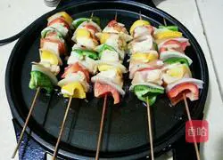 Illustration of how to make grilled chicken skewers with electric pan 6