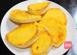 Illustration of how to make golden steamed bun slices 5