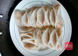 Illustration of how to make radish and shrimp dumplings 9