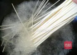 Illustration of how to make Xiangpiaopiao noodles 5