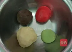 Illustration of how to make three fresh stuffed buns 1