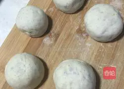 Illustration of how to make black sesame and honey bean steamed buns 5