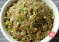 Illustration of how to make pork and parsley stuffed dumplings 8