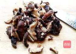 Illustration of how to make wonton stuffing with mushrooms, green vegetables and minced meat 3