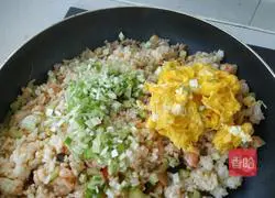 Illustration of how to make sea cucumber, shrimp, egg and fried rice 6 