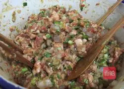 Illustration of how to make three fresh stuffed dumplings 5