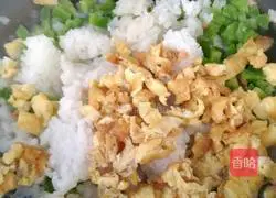 Illustration of how to make green pepper and egg fried rice 6