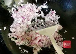 Illustration of how to make onion and duck egg fried rice 4