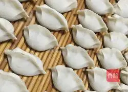 Illustration of how to make wild vegetable and pork dumplings 5