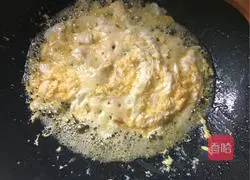 Illustration of how to make peas and eggs fried rice 5