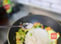 Cucumber and egg fried rice recipe illustration 11