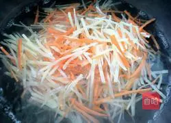 Illustration of how to make shredded potato egg pancake 5