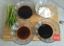 onion Illustration of how to make cold oil noodles 1