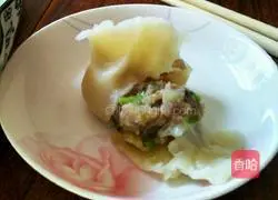 Illustration of how to make pork and cabbage dumpling stuffing 1