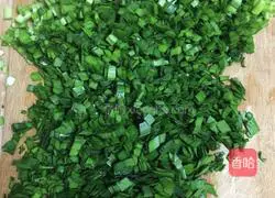 Illustration of how to make leek, egg and vermicelli dumplings 1