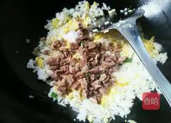 Illustration of how to make fragrant beef and egg fried rice 6