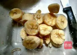 Illustration of how to make banana chocolate milk waffles 2