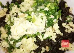 Illustration of how to make eggplant, egg and fungus dumplings 3