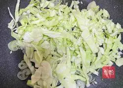 Illustration of how to make cabbage and egg fried rice 6