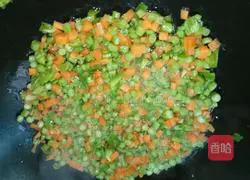 Illustration of how to make fried rice with carrots, beans, eggs and eggs 5