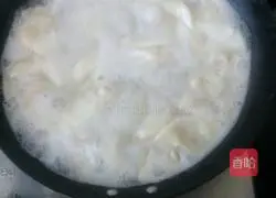 Illustration of how to make fresh meat wontons 11