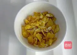 Illustration of how to make colorful vegetable fried rice 4