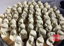 Illustration of how to make shrimp waist wontons 8