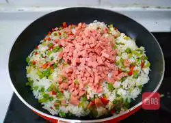 Illustration of how to make colorful fried rice 15